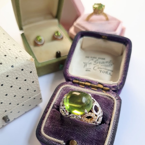 august birthstone peridot jewellery ring boxes